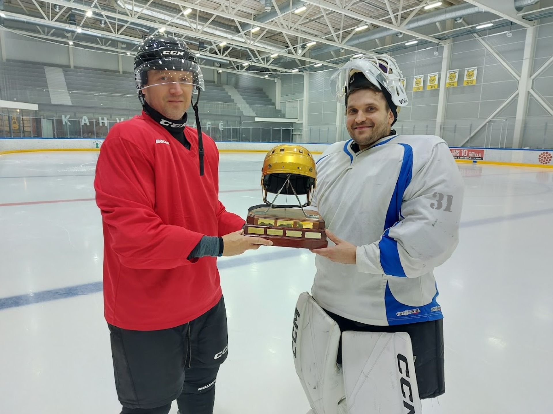 Sasu #17 luovuttaa The Kultaisen Kypärän Matille #31 